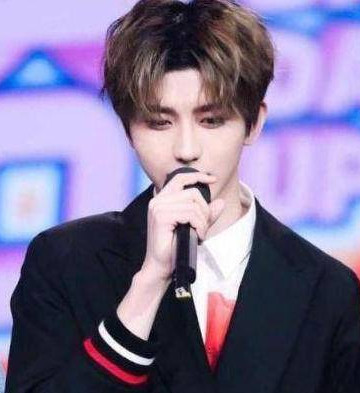 舞台上被打到脸怎么办?蔡徐坤的做法涨粉无数