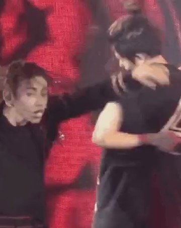 舞台上被打到脸怎么办?蔡徐坤的做法涨粉无数