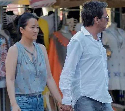 52岁巩俐与70岁外国男友现身街头，老态尽显引网友感慨