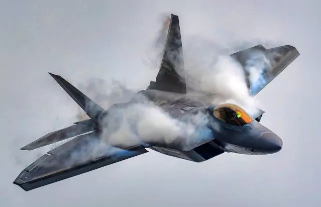 F22这次玩砸了,修好要6400万美元,一架歼15就