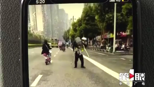 这8秒钟视频网络点赞量超百万 他究竟干了什么？