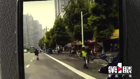 这8秒钟视频网络点赞量超百万 他究竟干了什么？