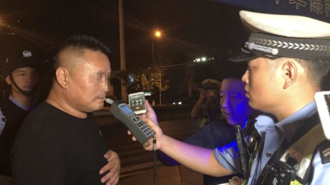长沙一司机为逃避酒驾处罚 8秒酒精检测吹了8