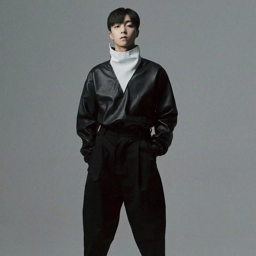 陈立农在机场随手捡起垃圾,还仔细选好分类,网