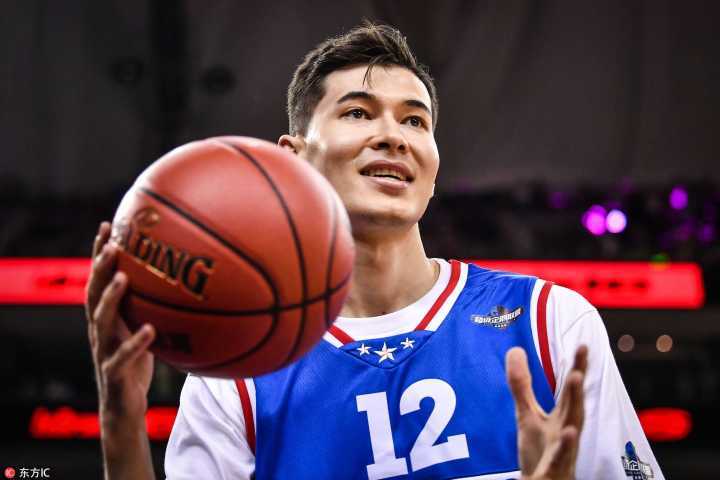 阿不都沙拉木16 4荣膺mvp 接过奖杯搞笑逗乐全场