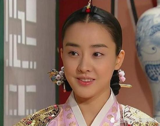 她25岁演《大长今》走红，30岁嫁豪门，40岁离婚成单亲妈妈