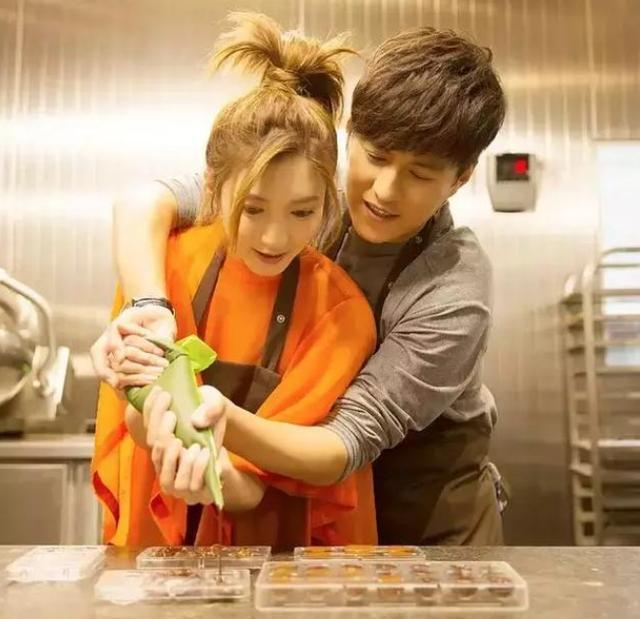 看到许晴和42岁靳东同款,网友:这杨柳细腰,她真