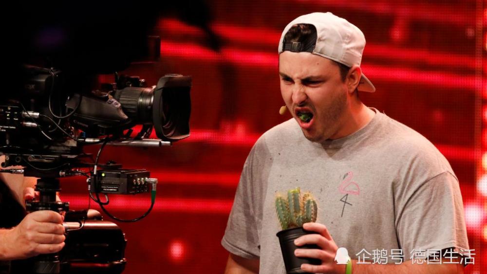 德国达人秀开播,参赛小伙为红空口吃仙人掌