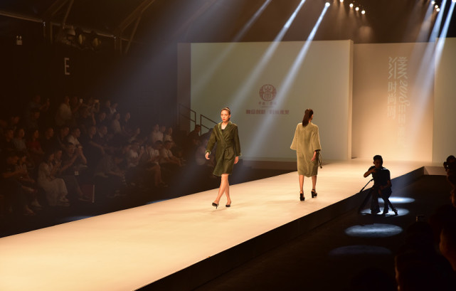 对接时尚资源抱团发展时尚产业 崇福皮草濮院