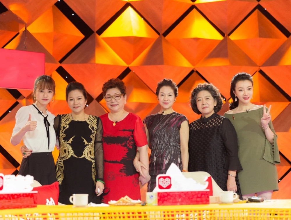 武艺妈妈太时尚,57岁离不开高跟鞋,去荒岛必须