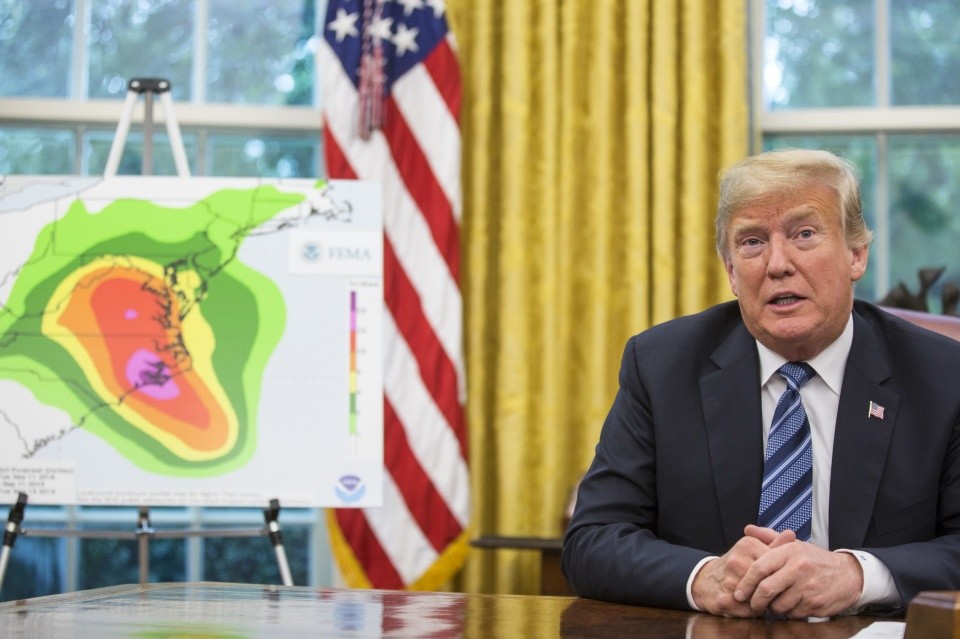 特朗普救风灾要给每个美国人手机发短信,猜会