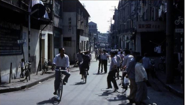 曝光:70年代老上海的旧照片,短短几十年的发展变化,难得一见