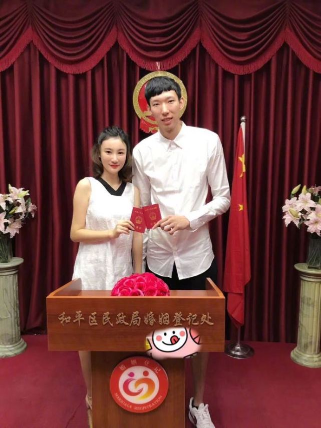 周琦与空姐女友领证结婚 结束6年爱情长跑满脸幸福