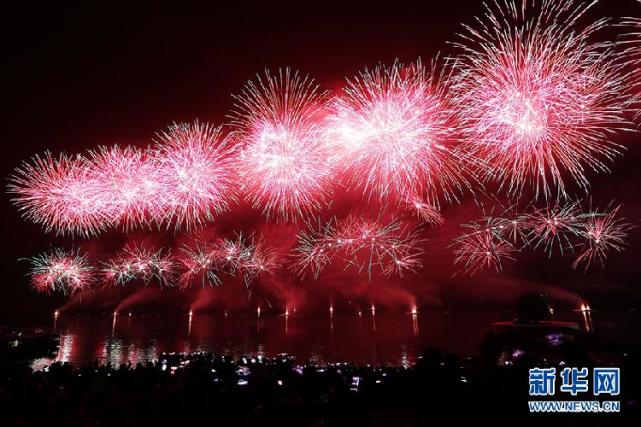 梦幻璀璨夜 长寿湖上演水上焰火表演