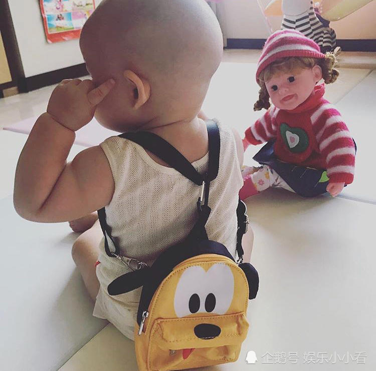 孙怡抱女儿穿同款公主裙出镜,大福这次终于不