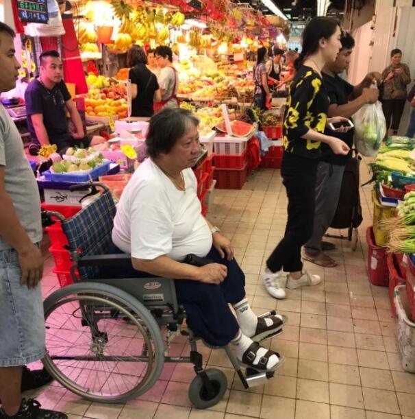 66岁洪金宝和老婆喝咖啡被拍到，不再坐轮椅身体明显好转