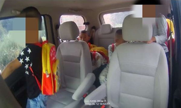 隆回一小型客车违法接送学生 超核定人数20%