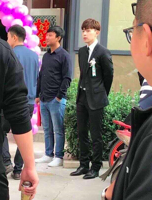 穿粉裙、出主意、做迎宾，邓伦这个伴郎很认真，网友:太呆萌