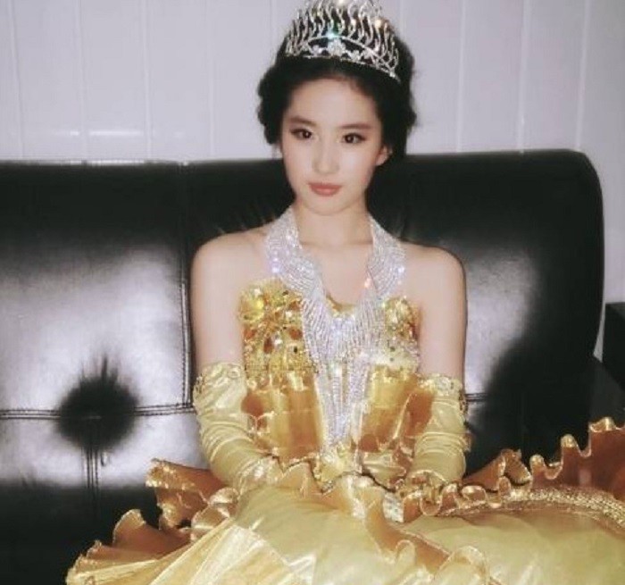 刘亦菲19岁试装镜金鹰女神,昔日彩排照曝光,长