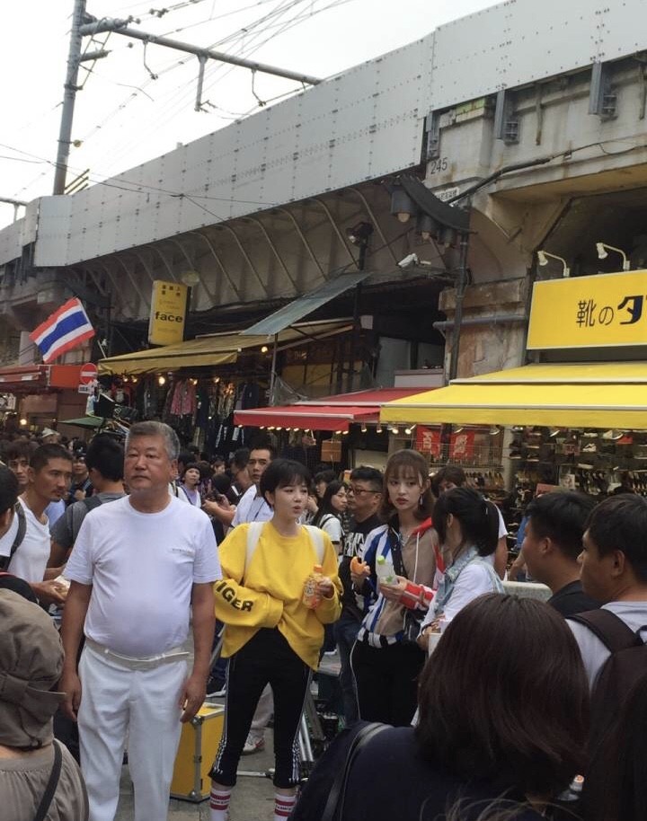 郑爽日本逛超市被偶遇,膝盖受伤贴纱布,一脸傻