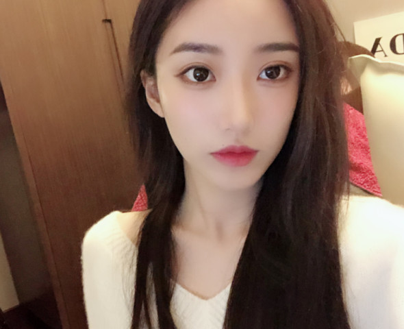 斗鱼美女主播苏菲的微博自拍照,网友:她的眼睛里有