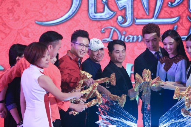 《 克拉恋人 》 发布会 上的神秘男子是谁?_订阅