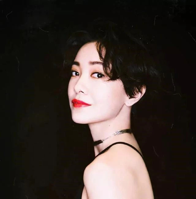 之前郭采洁的复古港风超美,很多人想学,但港风需要浓眉 红唇,更