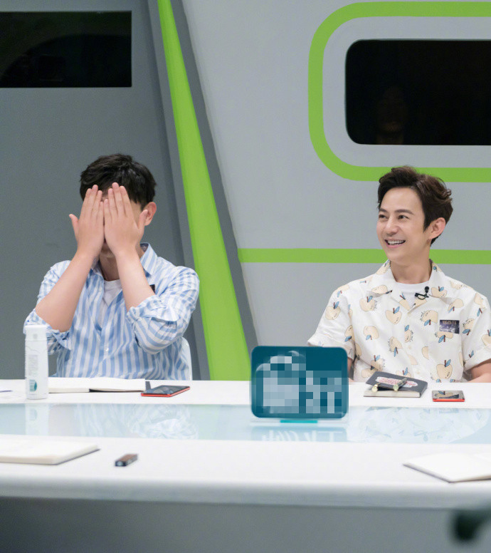 笑喷!何炅ins关注了邓伦吴磊白敬亭三个明星 其