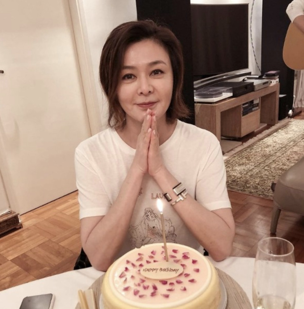 关之琳迎56岁生日,钟镇涛为冻龄女神庆生,自弹