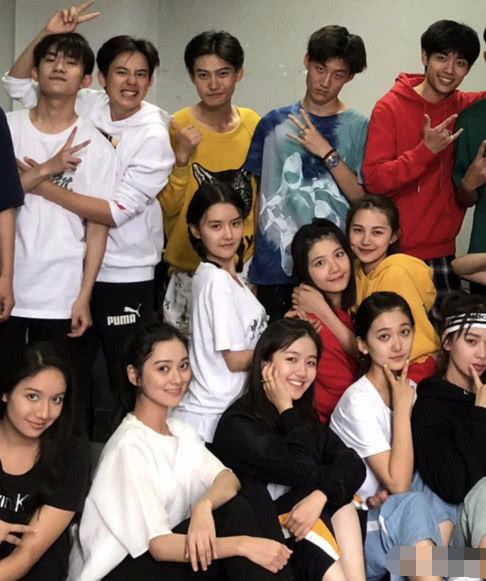 中戏大一新生合影曝光 女生都是瓜子脸 培养不
