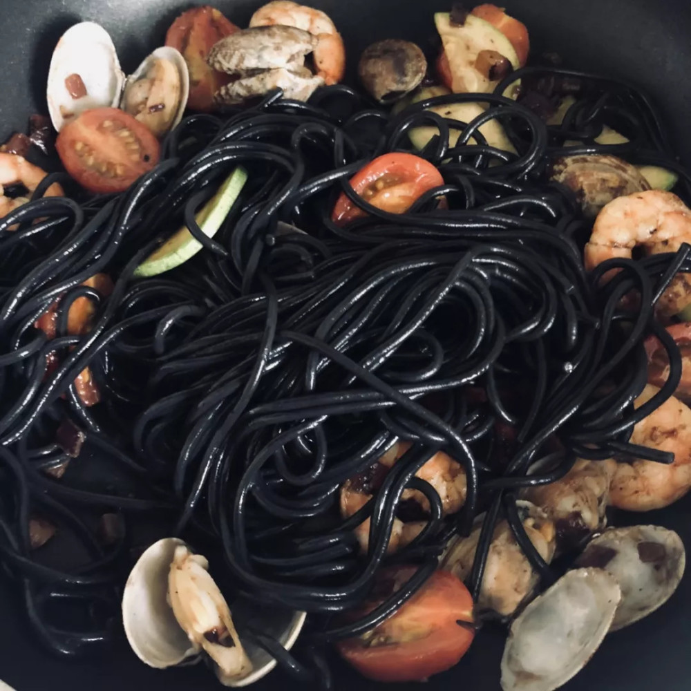高能!这波24k纯黑料理,带着一股蜜汁的黑色幽默