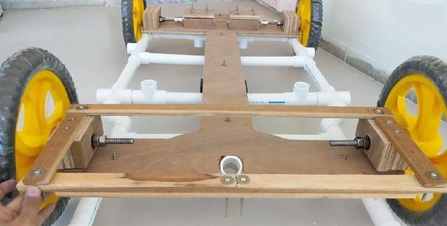 牛人用pvc管自制四轮电动车,双电机驱动,网友:玩得很