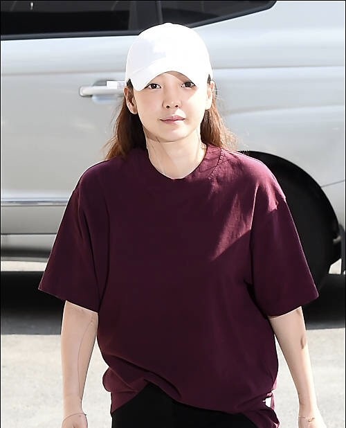 韩女星具荷拉被男友家暴，素颜现身警局调查，满身伤痕双目无神