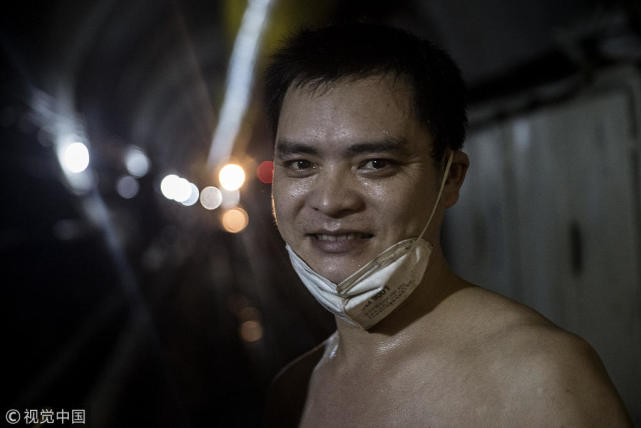 引汉济渭项目 工人为避免中暑更愿光着膀子干活