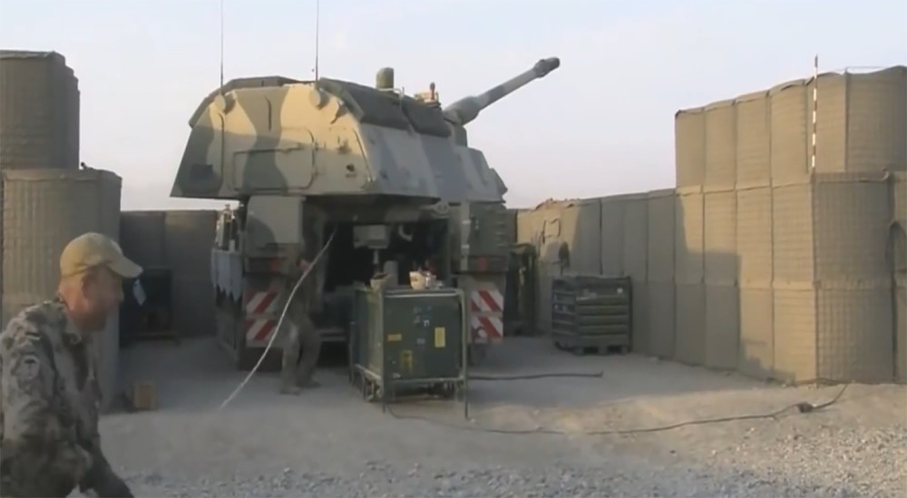 解放军火炮开火用绳子拉发 落后还是另有隐情