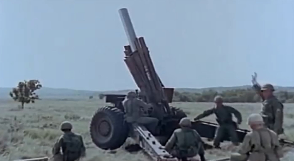 解放军火炮开火用绳子拉发 落后还是另有隐情