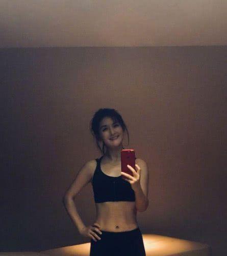 马甲线算什么?谭维维晒出“搓衣板腹肌”，大方公开营养餐单