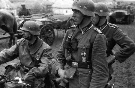 历史照片中的德国陆军钢盔,注意左侧的国防军鹰徽