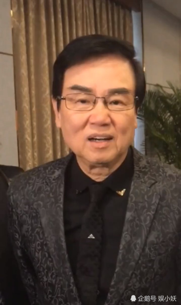 72岁黄百鸣近照曝光，面部浮肿竟老成了这样