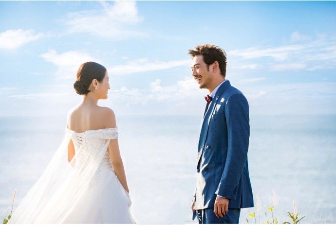 杨烁与老婆王黎雯婚纱照曝光，海边深情相拥甜蜜对视画面超梦幻