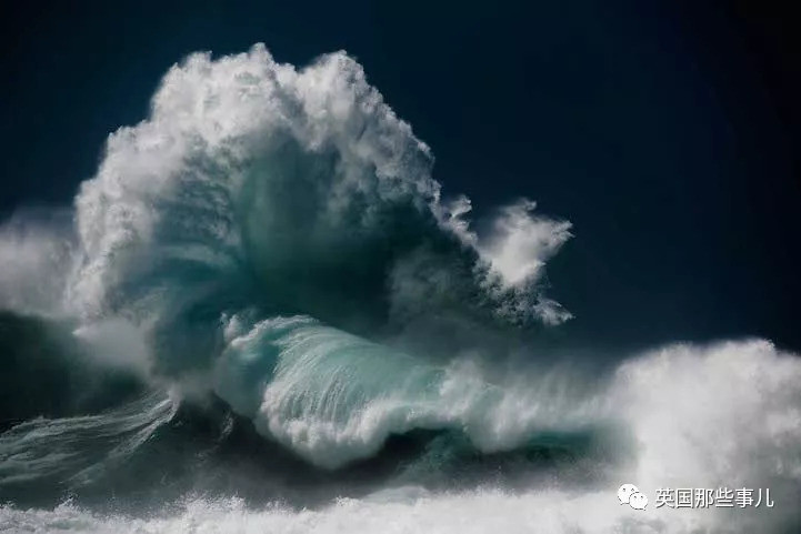 风和海形成的巨浪海啸.