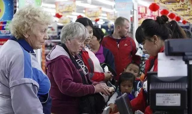 俄罗斯老人跑来中国养老！背后原因让国人震撼！