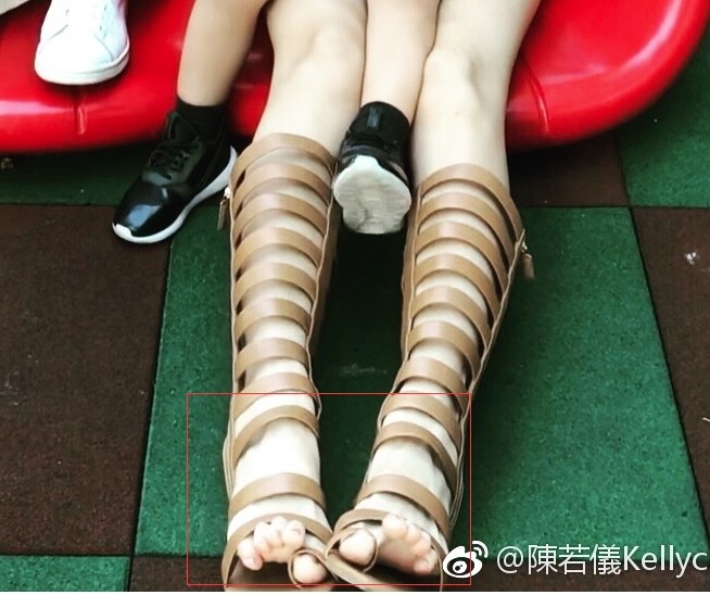 林志颖带儿子玩滑梯,陈若仪穿了双惊艳的长靴