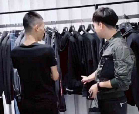 听完价格宝哥就觉得衣服有点贵还是不买了,这种休闲的肯定不能在
