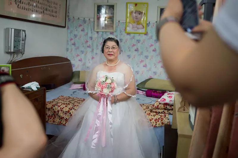上海老年人拍婚纱照_老年人在教堂拍婚纱照(3)
