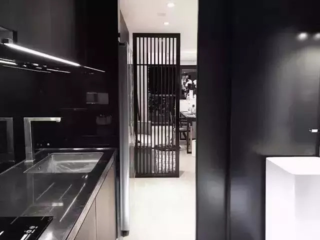 48平的长条形小户型loft，二楼放了个大浴缸，太羡慕了