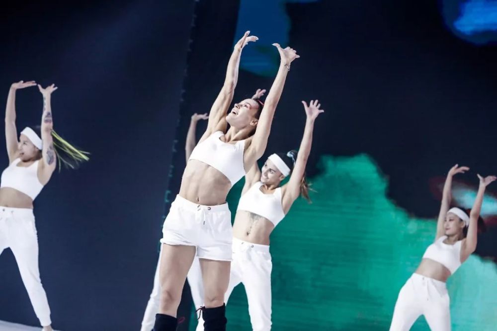 看大秀不用出国 | 百丽国际这场舞会大秀就很赞