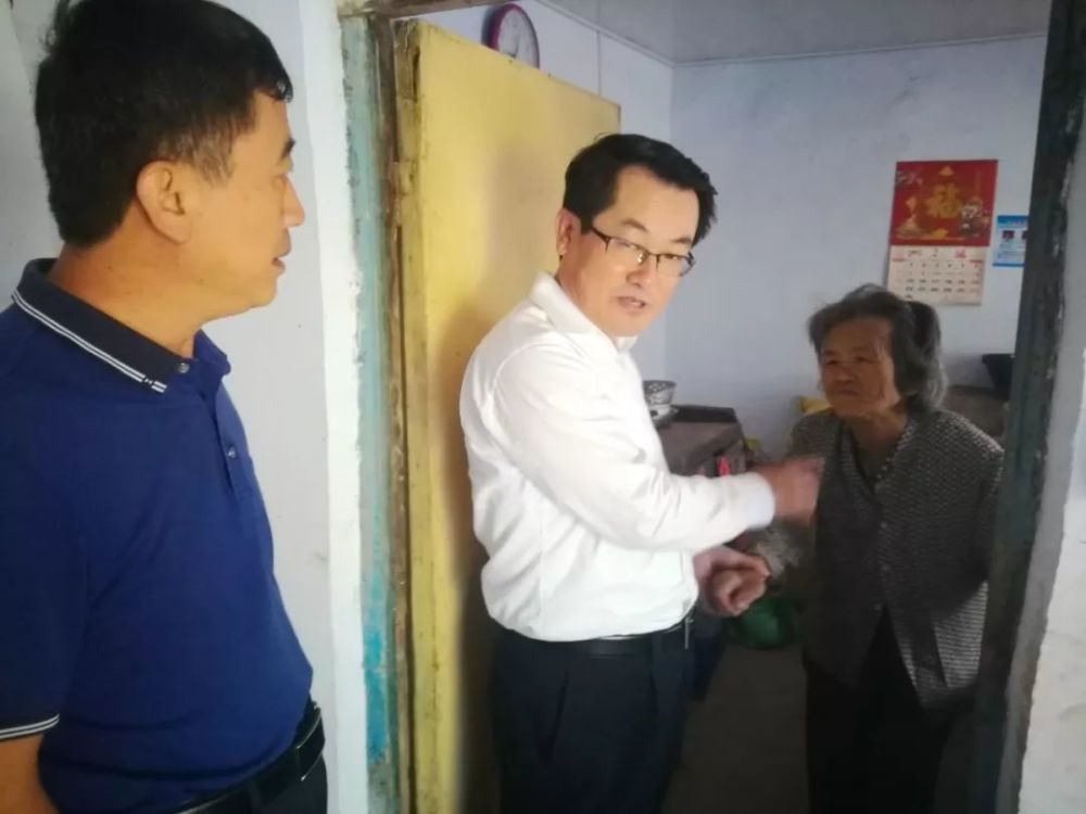 县委书记马维强到潮河镇棠梨树沟村走访慰问贫困户
