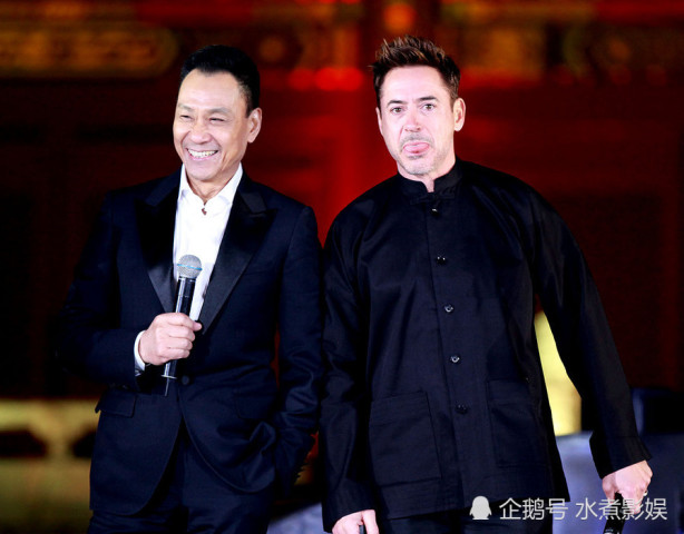 72岁王学圻全家近照,儿子儿媳颜值不输明星,小孙子像
