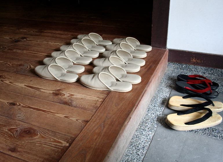去日本旅游,必须要进屋拖鞋,如果脚臭怎么办?
